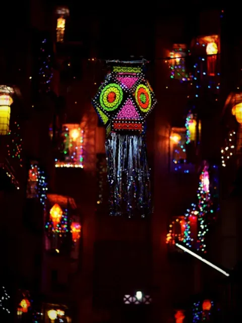 夜の街を彩るランタン(アカーシュカンディール)