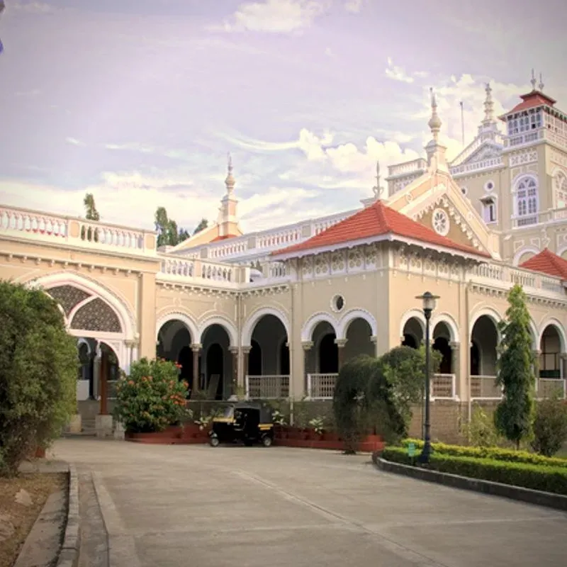 アガ・カーン宮殿（Aga Khan Palace）のイメージ（AI生成）