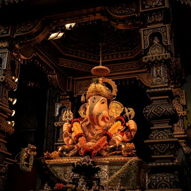 ダグドゥシェス・ガネーシュ寺院（Dagdusheth Halwai Ganpati）のイメージ（AI生成）