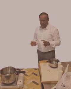 白湯（ウシュノーダカ）の作り方を説明するサンディープ先生
