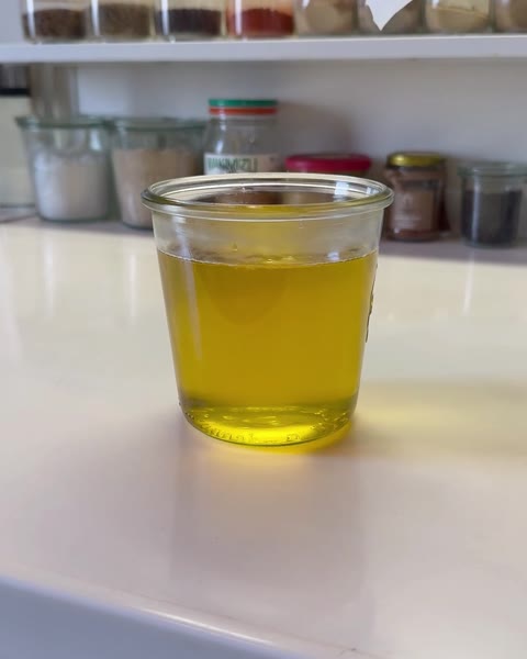 濾し終えた黄金色のギー